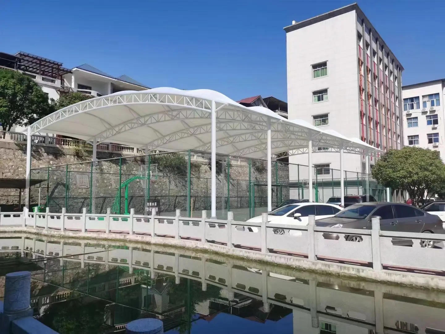 贵州黔南园区停车棚总在漏水生锈？源头膜结构厂家：按本地气候选材，避开三大坑
