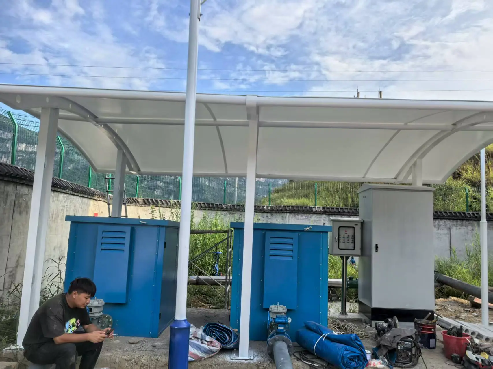 贵州黔南膜结构棚怎么选？多雨高湿山区，避开低价铁皮棚与劣质膜材坑