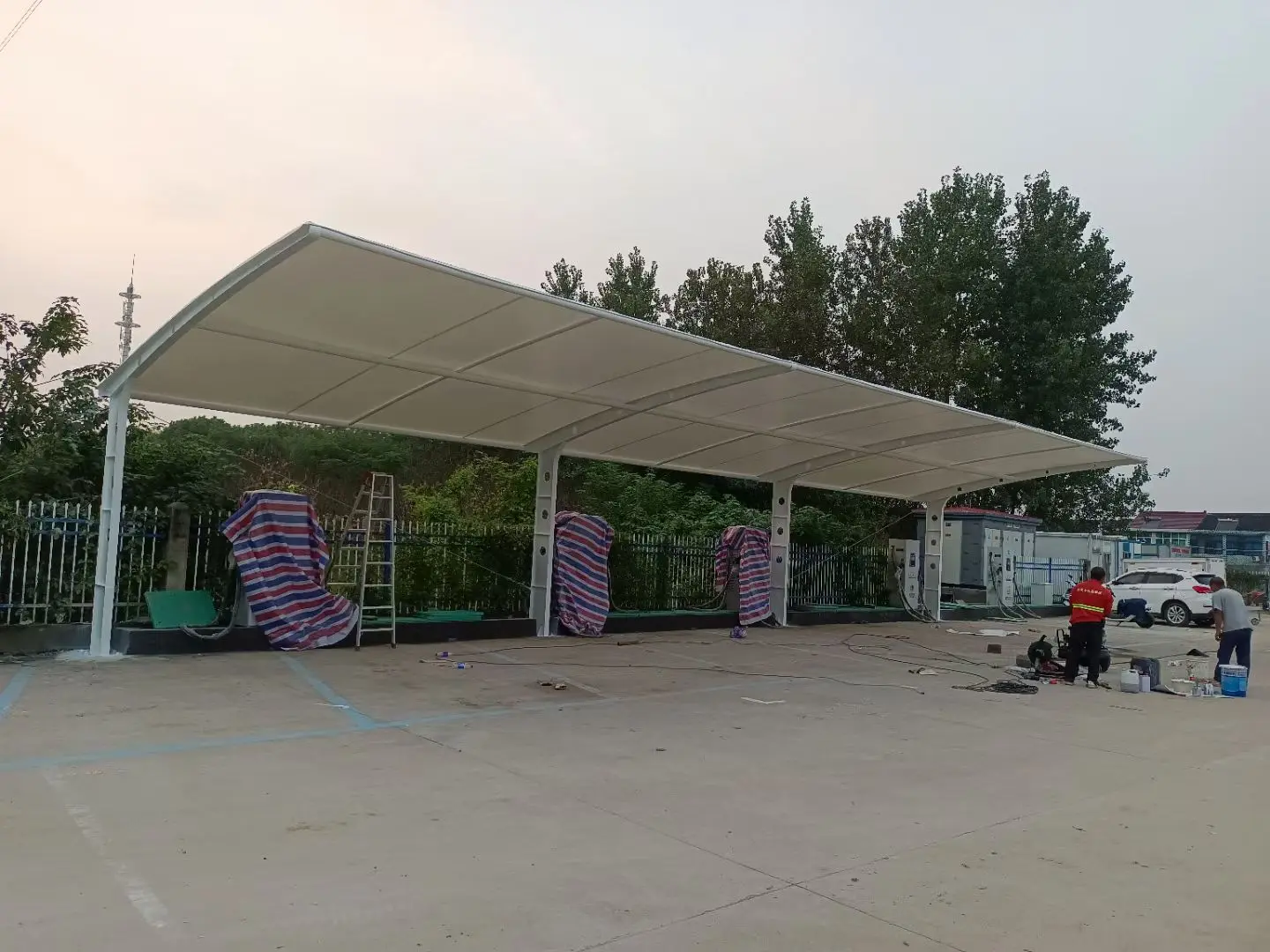 贵州黔南膜结构工程科普：山地多雨强紫外线环境，停车棚选材别只看低价